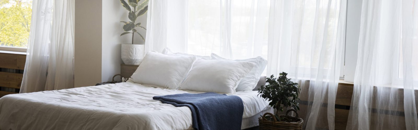 bedroom-decor-with-potted-plants